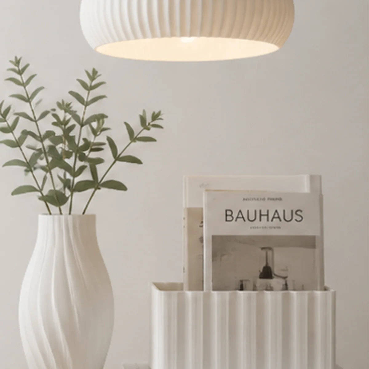 Lámpara y objetos de decoración sobre una repisa
